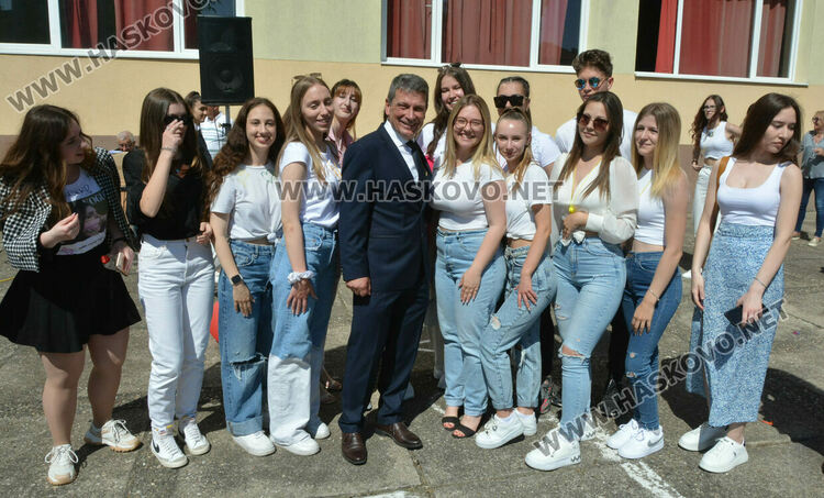 Езиковата гимназия изпрати 183 абитуриенти, Даяна Топалова със Златаровска награда