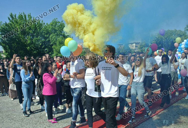 Математическата гимназия в Хасково изпрати юбилейния си 50-ти випуск в много цвят и с настроение