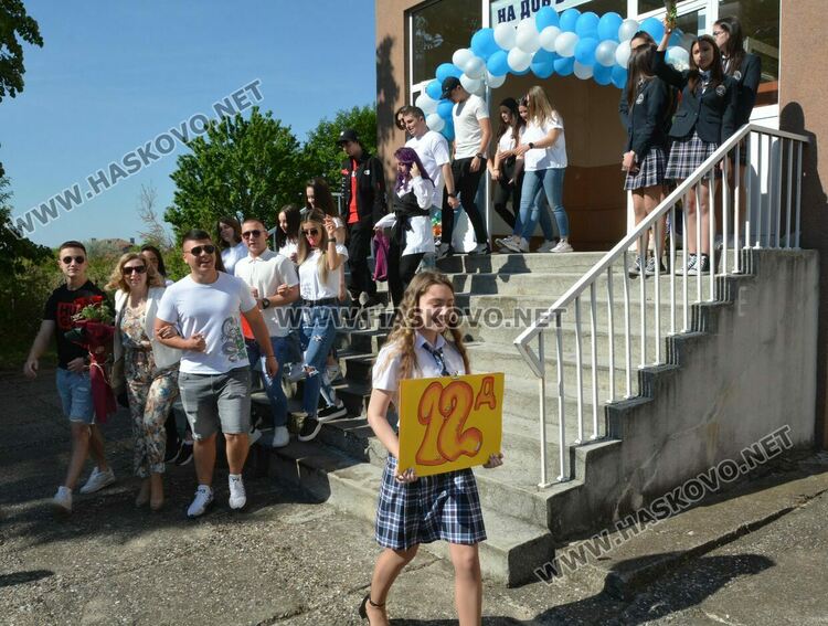 Езиковата гимназия изпрати 183 абитуриенти, Даяна Топалова със Златаровска награда
