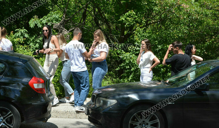 Момиче пострада при верижна катастрофа с кола на абитуриентки