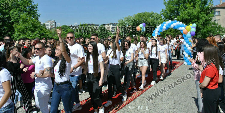 Математическата гимназия в Хасково изпрати юбилейния си 50-ти випуск в много цвят и с настроение