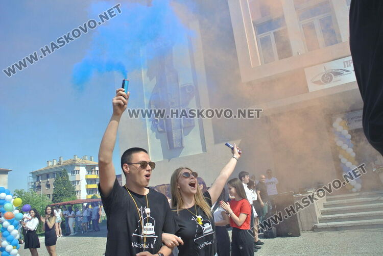 Математическата гимназия в Хасково изпрати юбилейния си 50-ти випуск в много цвят и с настроение