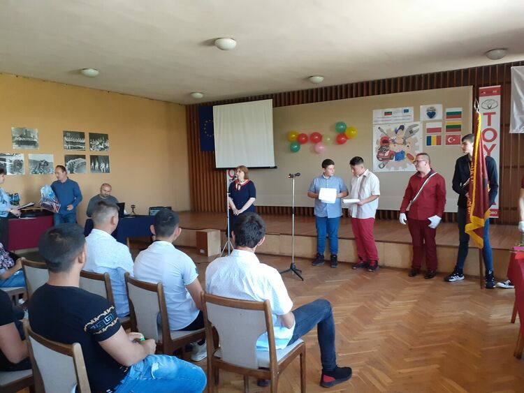 Гимназията по транспорт изпрати абитуриентите с авторски химн и стихотворения