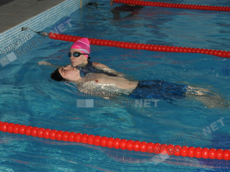 На басейна в Езиковата гимназия се провежда състезание по плуване, старт даде кметът Хасан Азис