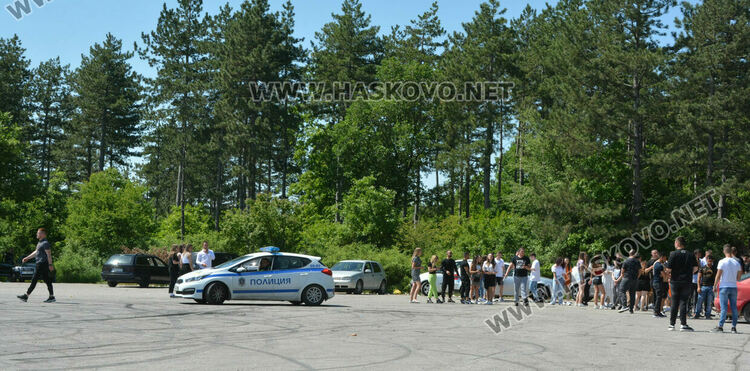 Абитуриенти продължиха да празнуват на паркинг и автополигон в Хасково