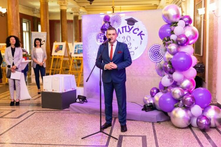 Зам.-кметът на Община Перник Стефан Кръстев и секретарят на общината Мартин Жлябинков се срещнаха с най-изявените абитуриенти от пернишките училища