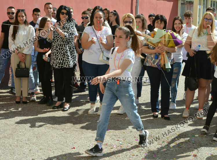 Тържествено изпратиха 105 абитуриенти в Гимназията по туризъм