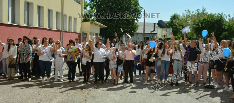 Тържествено изпратиха 105 абитуриенти в Гимназията по туризъм