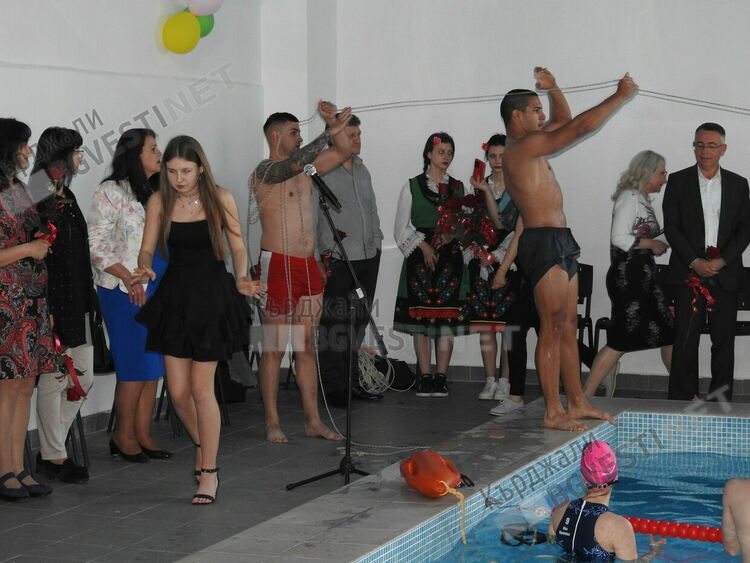 На басейна в Езиковата гимназия се провежда състезание по плуване, старт даде кметът Хасан Азис