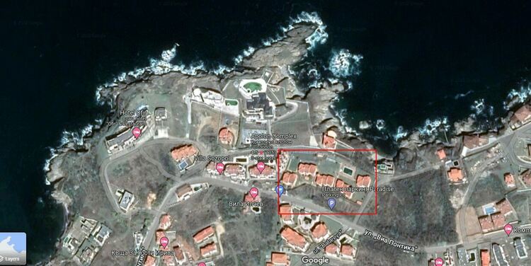 Петте къщи са почти на брега на морето