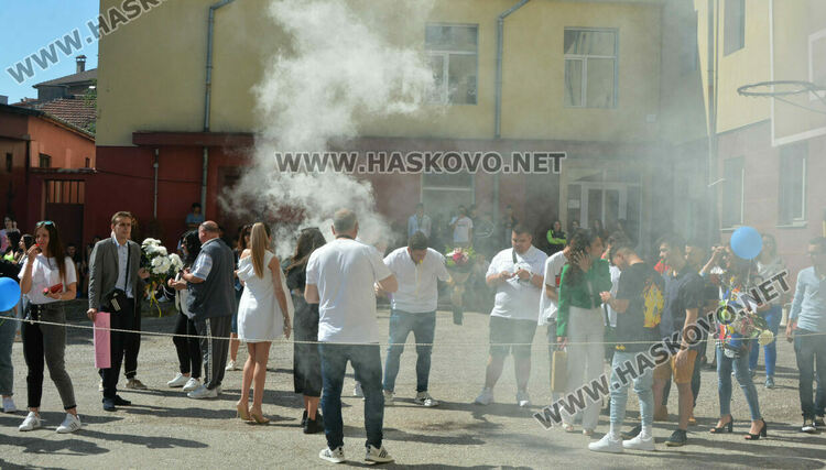 Тържествено изпратиха 105 абитуриенти в Гимназията по туризъм