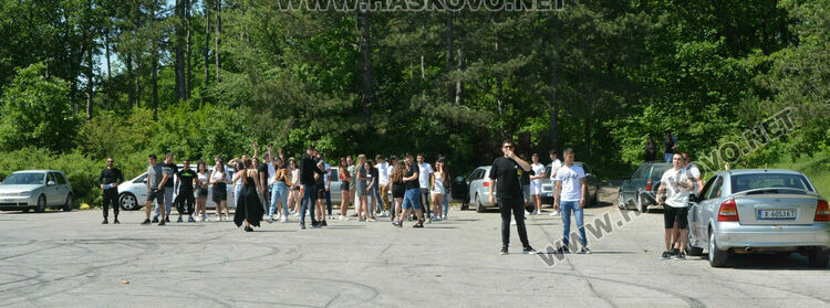 Абитуриенти продължиха да празнуват на паркинг и автополигон в Хасково