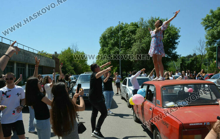 Абитуриенти продължиха да празнуват на паркинг и автополигон в Хасково