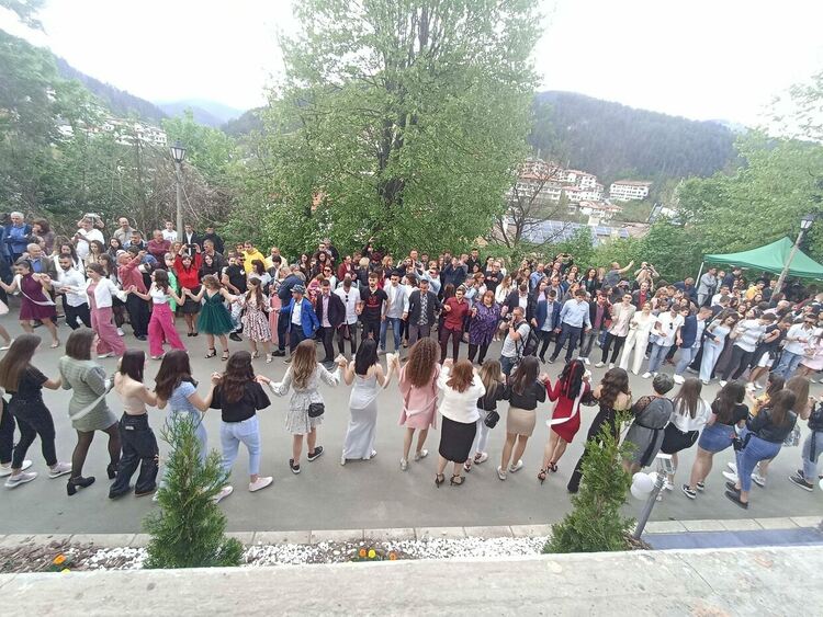 Райковската гимназия изпрати випуск 2022