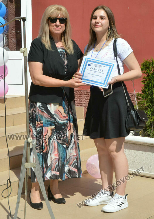 Тържествено изпратиха 105 абитуриенти в Гимназията по туризъм