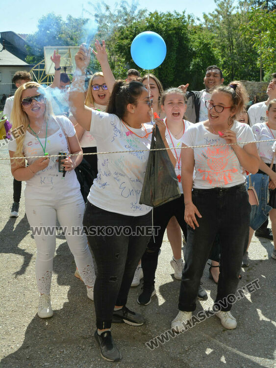 Тържествено изпратиха 105 абитуриенти в Гимназията по туризъм