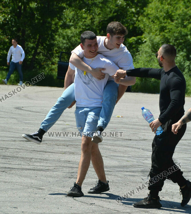 Абитуриенти продължиха да празнуват на паркинг и автополигон в Хасково