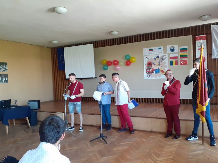 Гимназията по транспорт изпрати абитуриентите с авторски химн и стихотворения