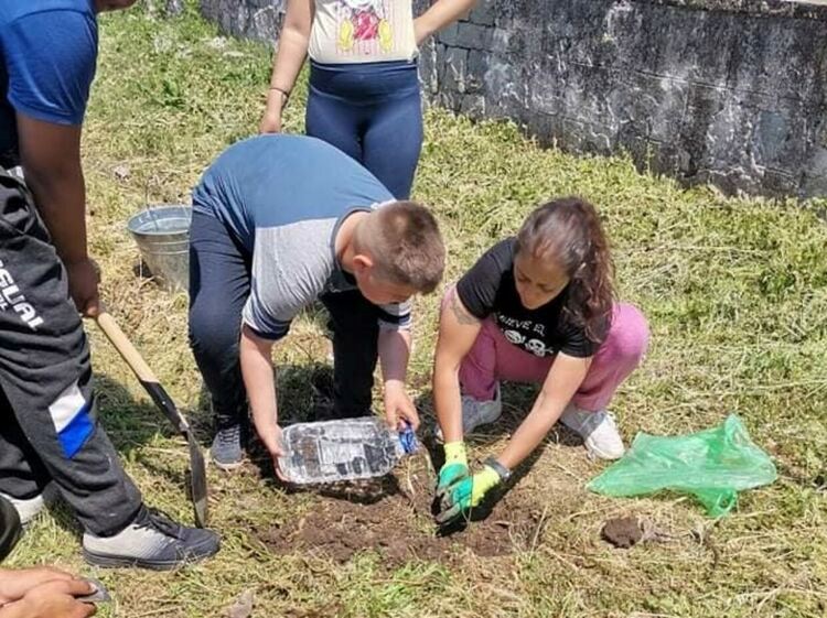 Учениците от Виница се грижат за озеленяването на училищния двор