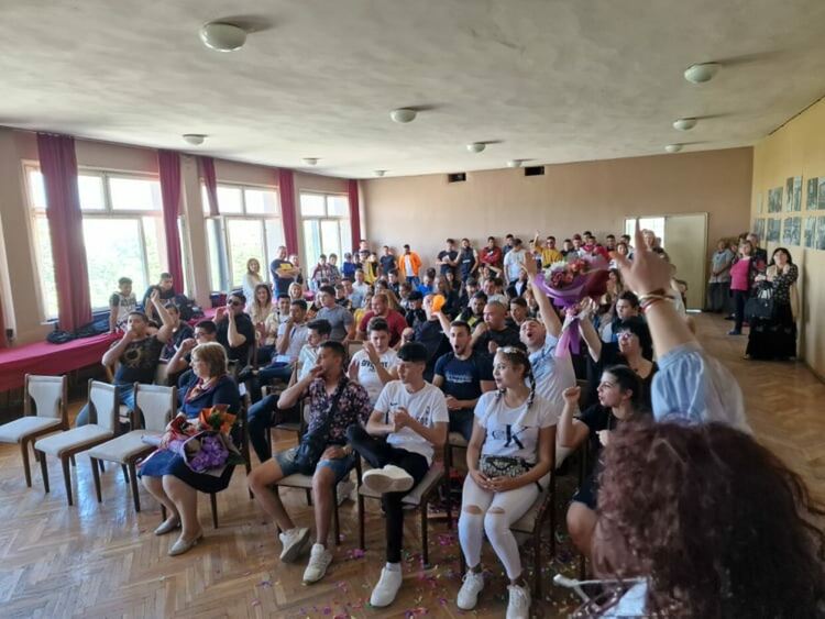 Гимназията по транспорт изпрати абитуриентите с авторски химн и стихотворения