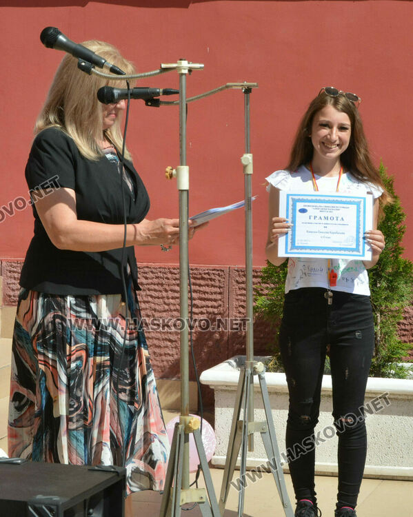 Тържествено изпратиха 105 абитуриенти в Гимназията по туризъм