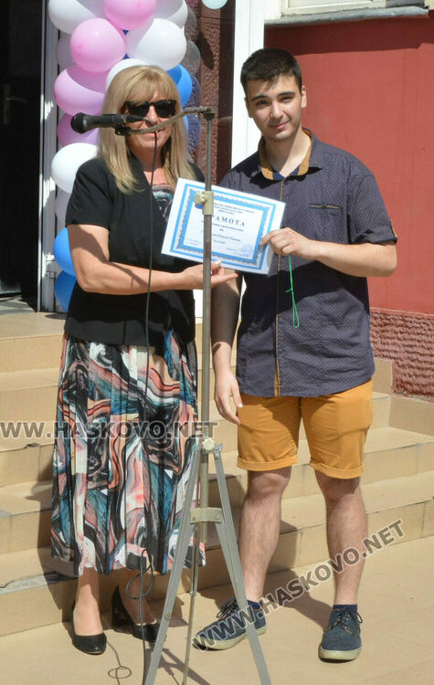 Тържествено изпратиха 105 абитуриенти в Гимназията по туризъм