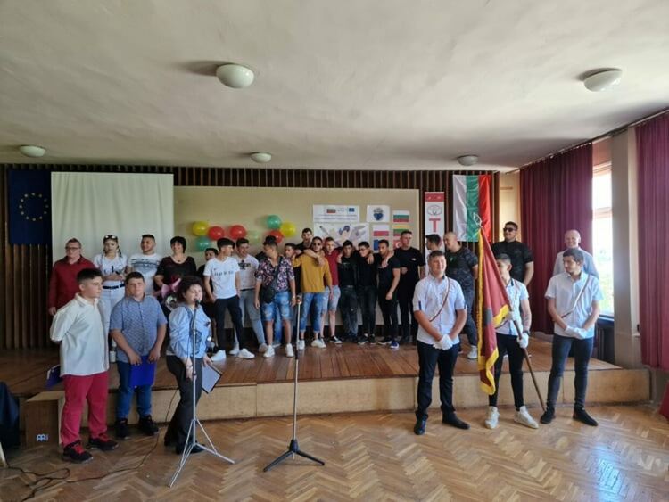 Гимназията по транспорт изпрати абитуриентите с авторски химн и стихотворения