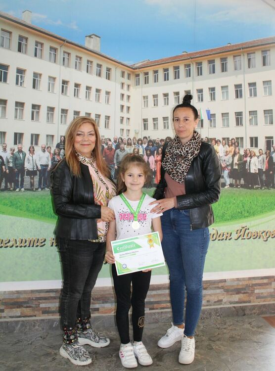 Възпитаничка на „Йовков“ е полуфиналистка на математическо състезание 