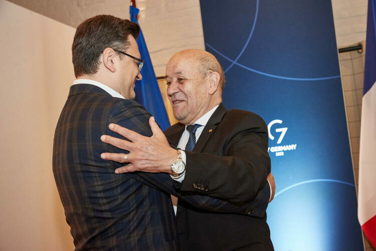 Украинският външен министър Дмитро Кулеб (вляво) и френският му колега Жан-Ив льо Дриан се срещат за двустранни разговори в кулоарите на срещата на върха на външните министри на Г-7 във Вангелс, Германия, 13 май 2022 г. Сн.: EPA-EFE/Georg Wendt / POOL Pool Photo / action press