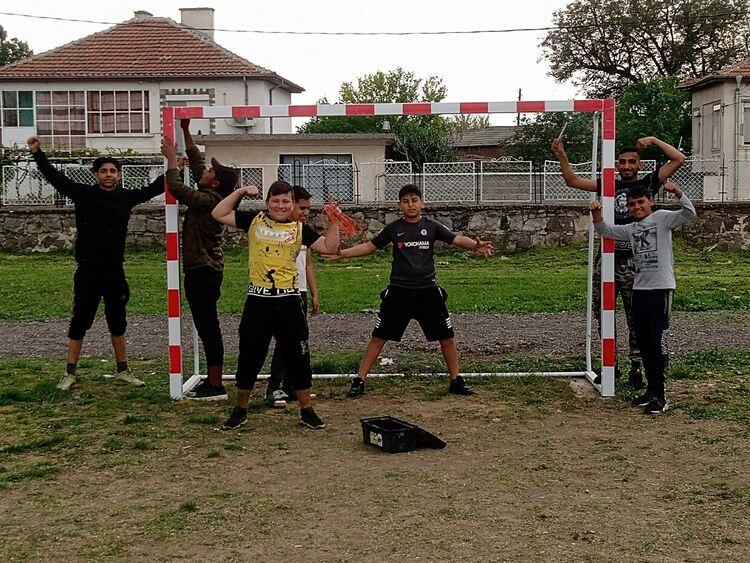 Учениците от Виница се грижат за озеленяването на училищния двор