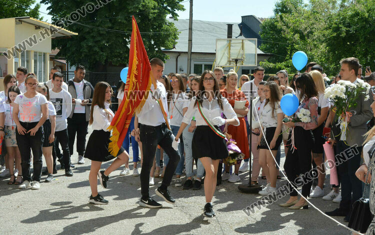 Тържествено изпратиха 105 абитуриенти в Гимназията по туризъм
