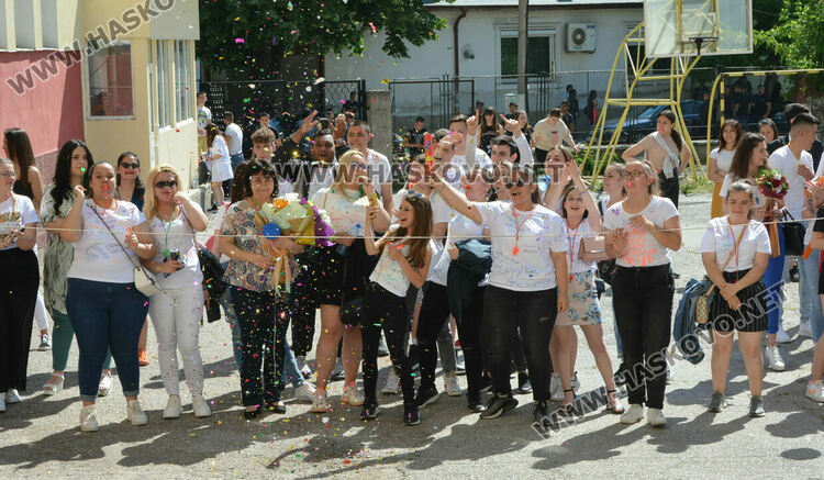 Тържествено изпратиха 105 абитуриенти в Гимназията по туризъм