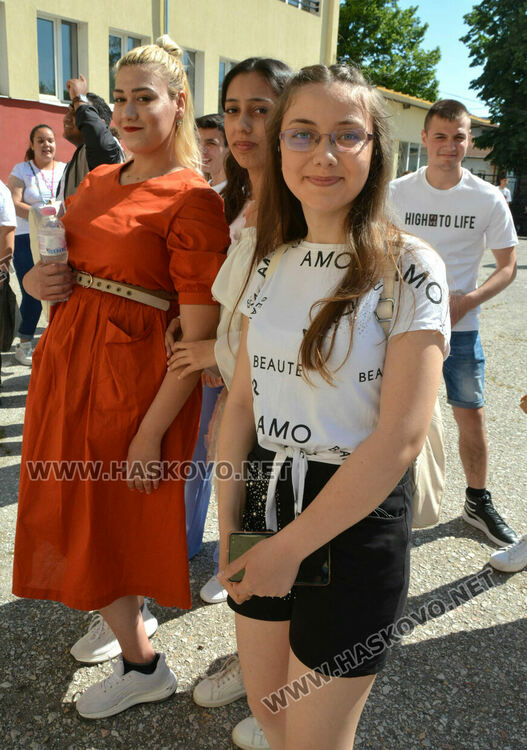 Тържествено изпратиха 105 абитуриенти в Гимназията по туризъм