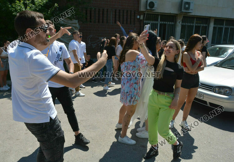 Абитуриенти продължиха да празнуват на паркинг и автополигон в Хасково