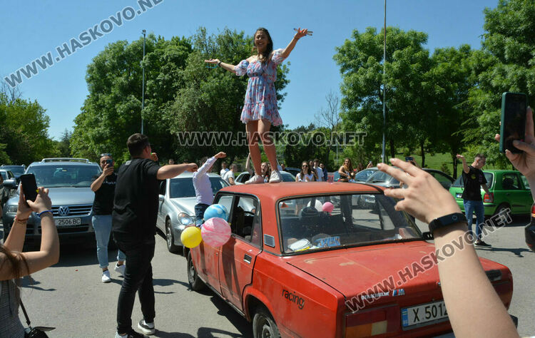 Абитуриенти продължиха да празнуват на паркинг и автополигон в Хасково
