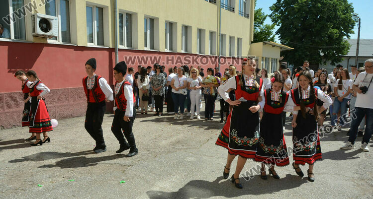 Тържествено изпратиха 105 абитуриенти в Гимназията по туризъм