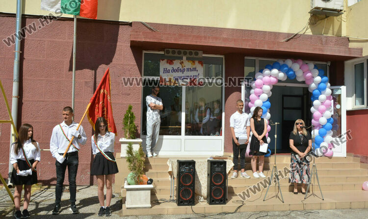 Тържествено изпратиха 105 абитуриенти в Гимназията по туризъм