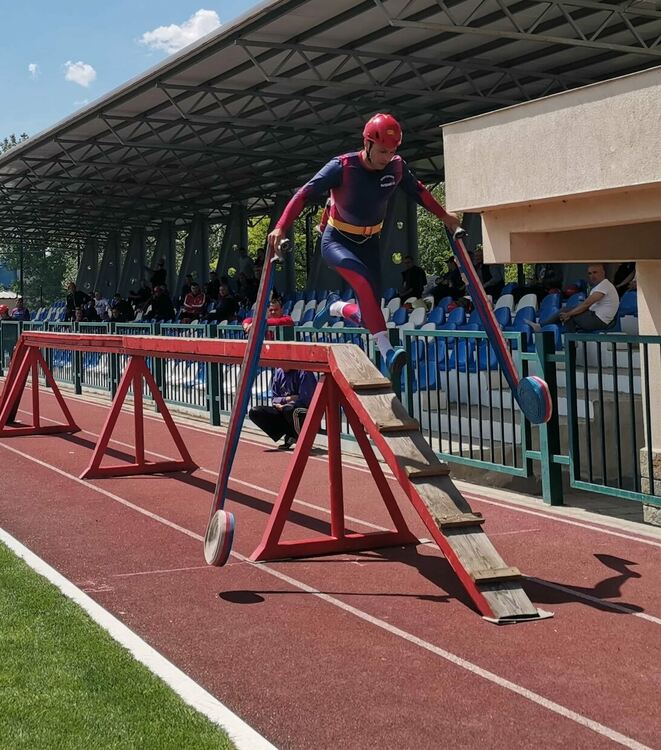 Пожарникари показваха умения в областно състезание
