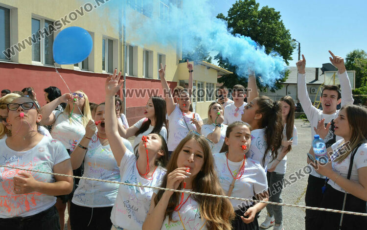 Тържествено изпратиха 105 абитуриенти в Гимназията по туризъм