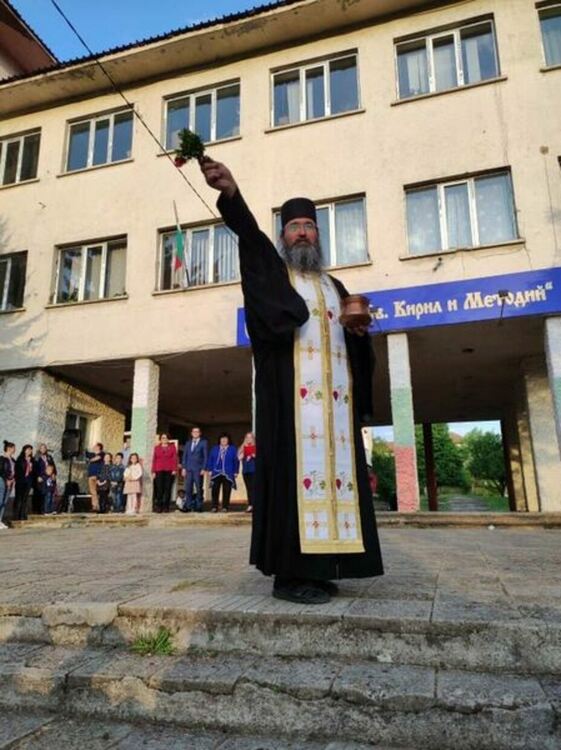 Учениците и учителите от VI СУ „Св. Св. Кирил и Методий“ отбелязаха патронния си празник и 179-та годишнина от създаването на най-старото пернишко училище