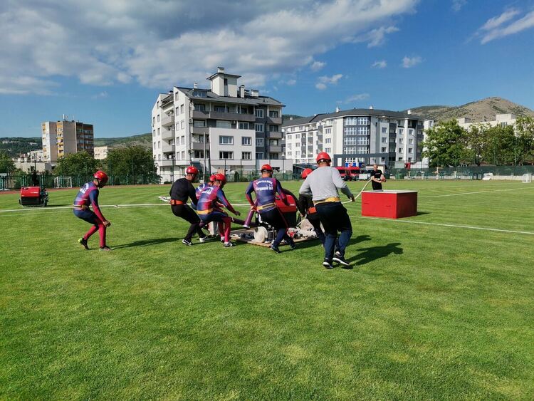 Пожарникари показваха умения в областно състезание