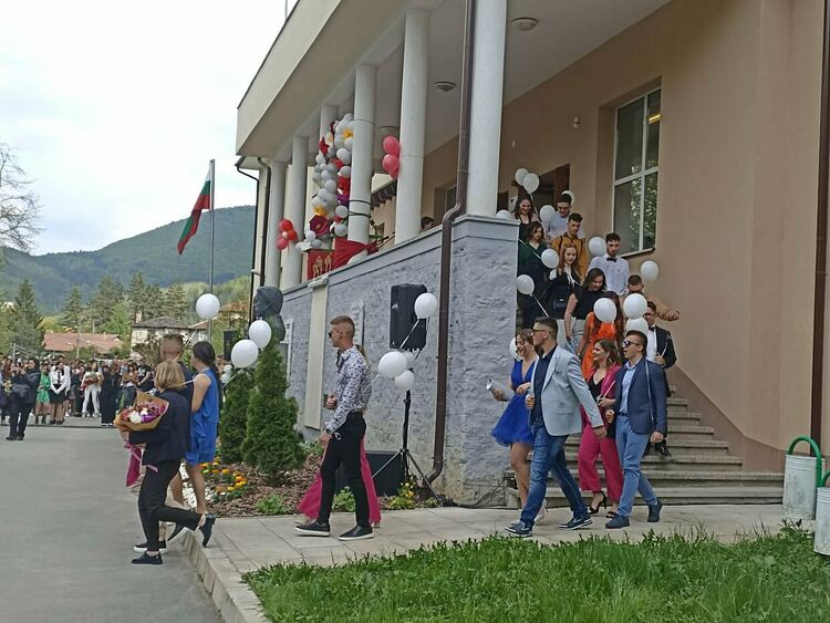 Райковската гимназия изпрати випуск 2022