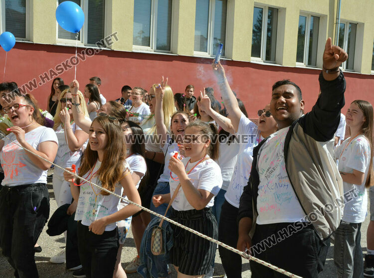 Тържествено изпратиха 105 абитуриенти в Гимназията по туризъм