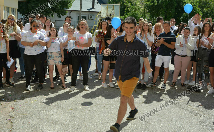 Тържествено изпратиха 105 абитуриенти в Гимназията по туризъм