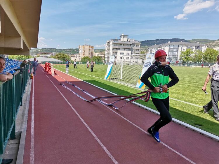 Пожарникари показваха умения в областно състезание