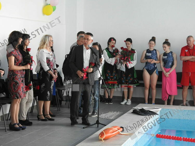 На басейна в Езиковата гимназия се провежда състезание по плуване, старт даде кметът Хасан Азис