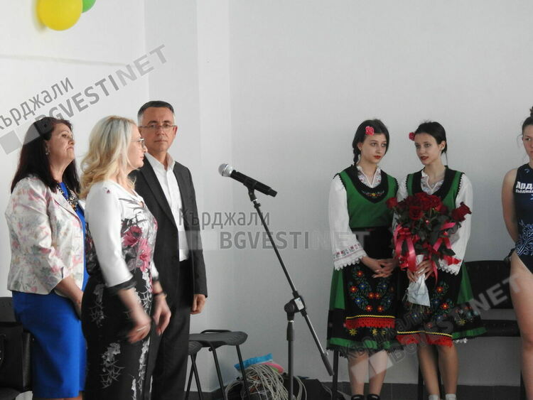 На басейна в Езиковата гимназия се провежда състезание по плуване, старт даде кметът Хасан Азис