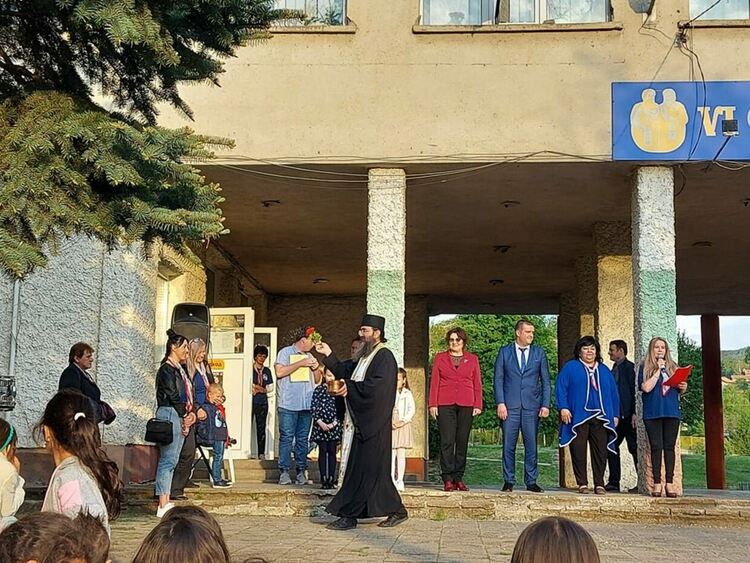 Учениците и учителите от VI СУ „Св. Св. Кирил и Методий“ отбелязаха патронния си празник и 179-та годишнина от създаването на най-старото пернишко училище