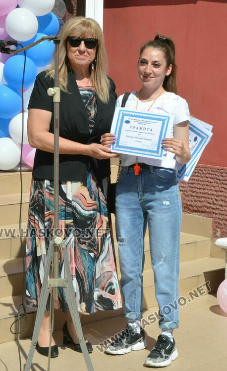 Тържествено изпратиха 105 абитуриенти в Гимназията по туризъм