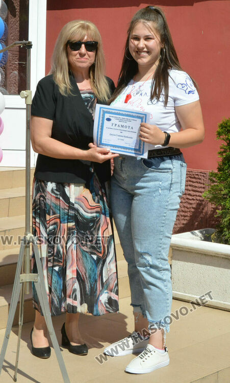 Тържествено изпратиха 105 абитуриенти в Гимназията по туризъм